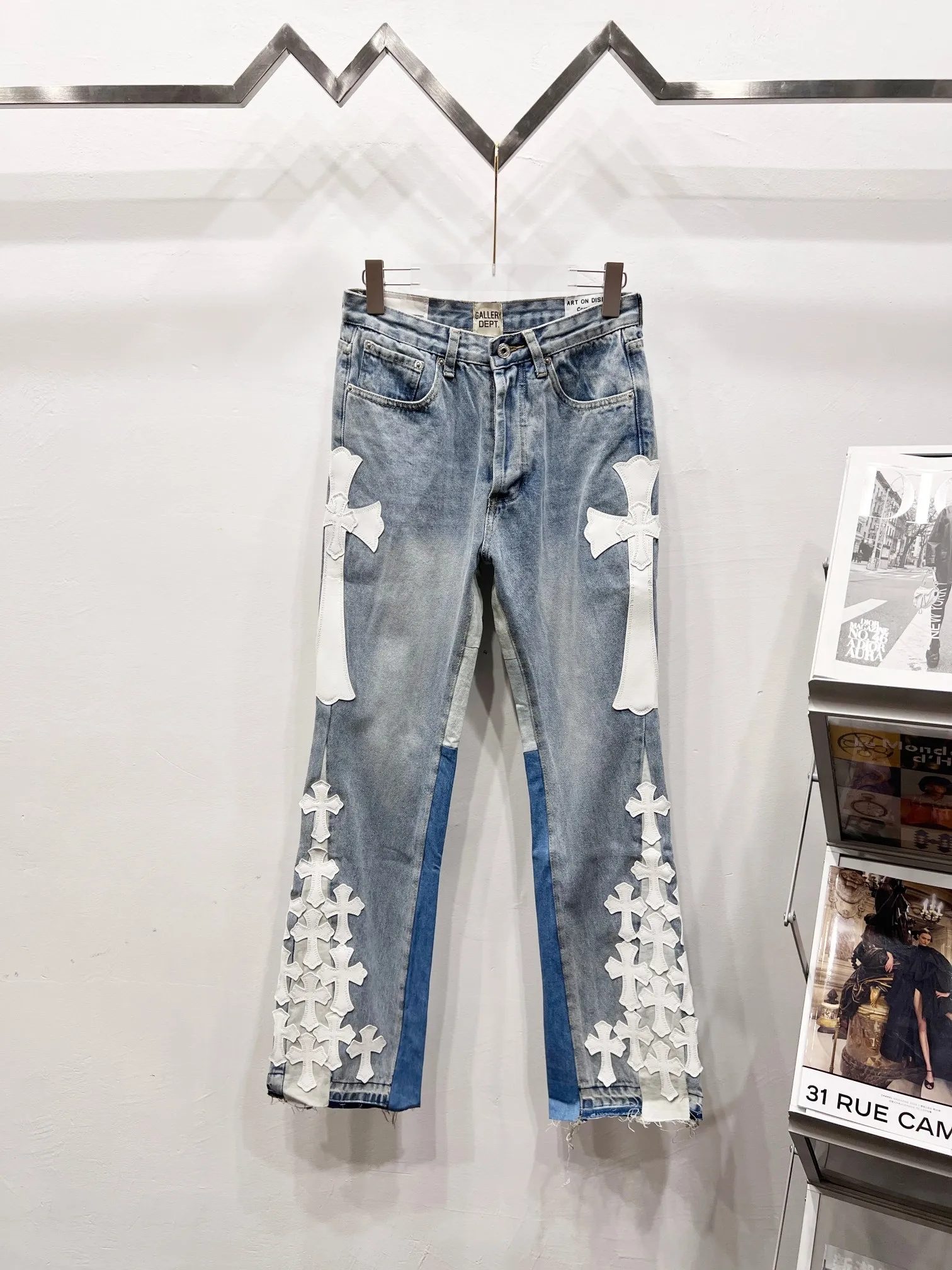 P290 Style number: (c060) GALLERY DEPT. Vintage multi-leather spliced cross loose washed flared jeans - truly restore the ultimate texture of Vintage - original hardware accessories, washed and other elevators, QR code analysis are all purchased from the original factory, high degree of restoration, welcome to compare with a certain product~ - three-dimensional version, loose and comfortable, not picky about the figure, taller and slimmer, factory Seiko, original quality control, same style for men and women, can be matched with couples, versatile recommendation, must-have jeans for all seasons Size: 28-30-32-34-36 Color: blue